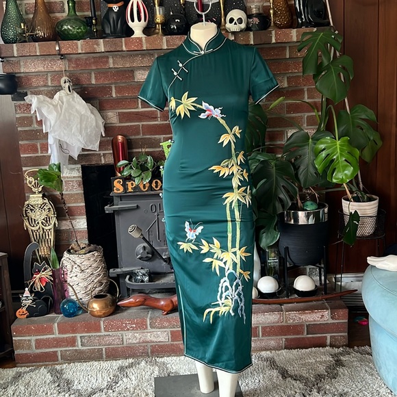 STUNNING Traditional Cheongsam Embroidered - Picture 1 of 9
